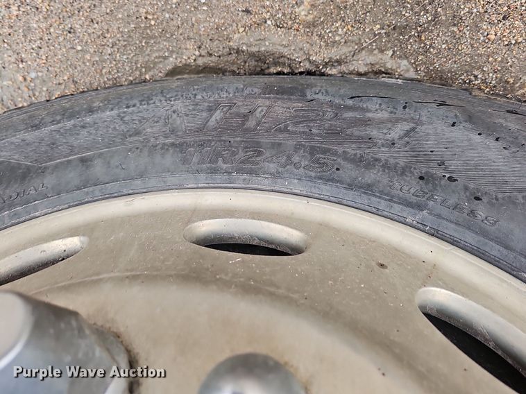 image for item DQ8637 2009 Peterbilt 388 semi truck