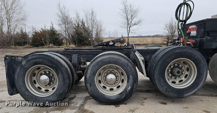 image for item DQ8637 2009 Peterbilt 388 semi truck