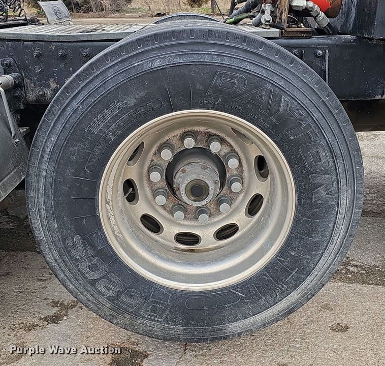 image for item DQ8637 2009 Peterbilt 388 semi truck