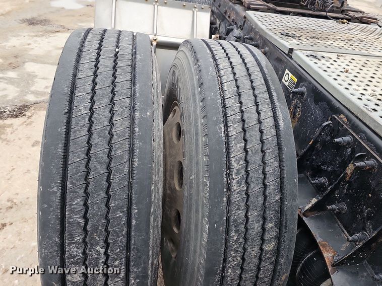 image for item DQ8637 2009 Peterbilt 388 semi truck