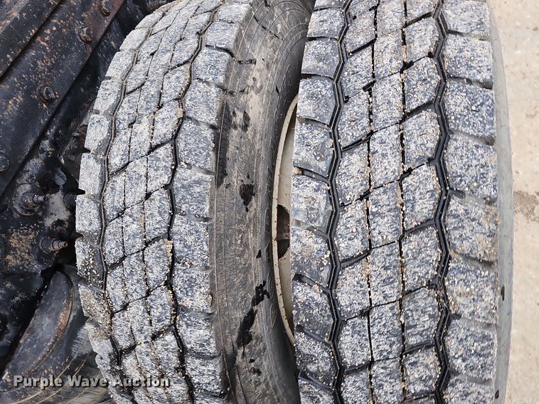 image for item DQ8637 2009 Peterbilt 388 semi truck