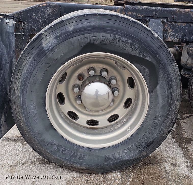 image for item DQ8637 2009 Peterbilt 388 semi truck