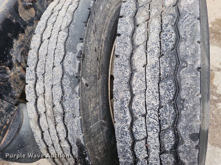 image for item DQ8637 2009 Peterbilt 388 semi truck