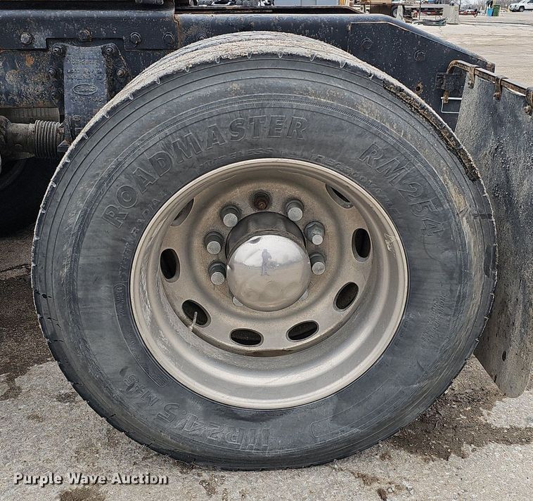 image for item DQ8637 2009 Peterbilt 388 semi truck