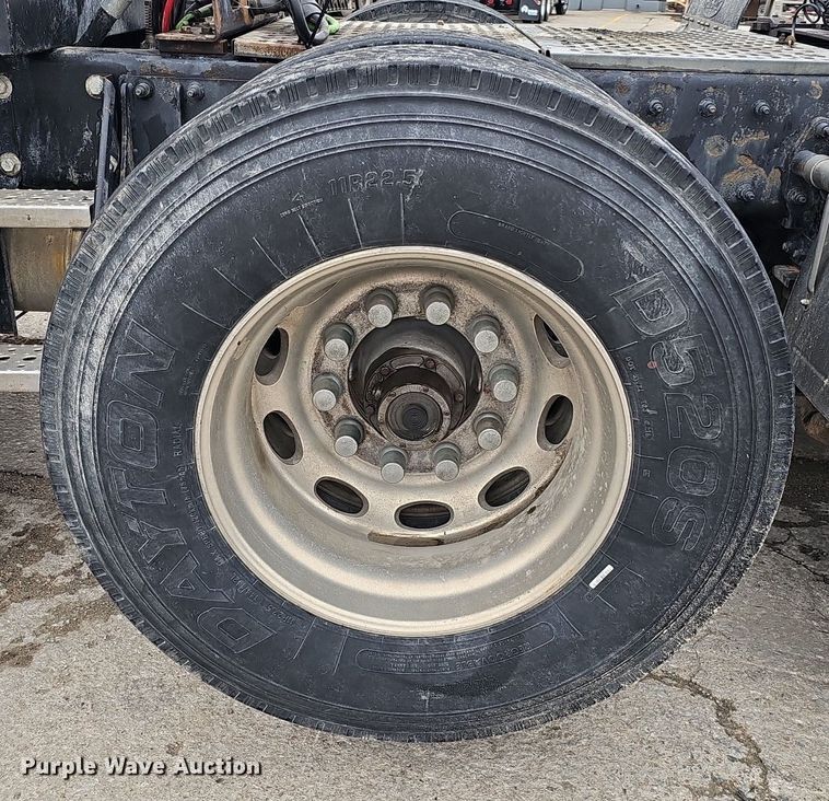 image for item DQ8637 2009 Peterbilt 388 semi truck