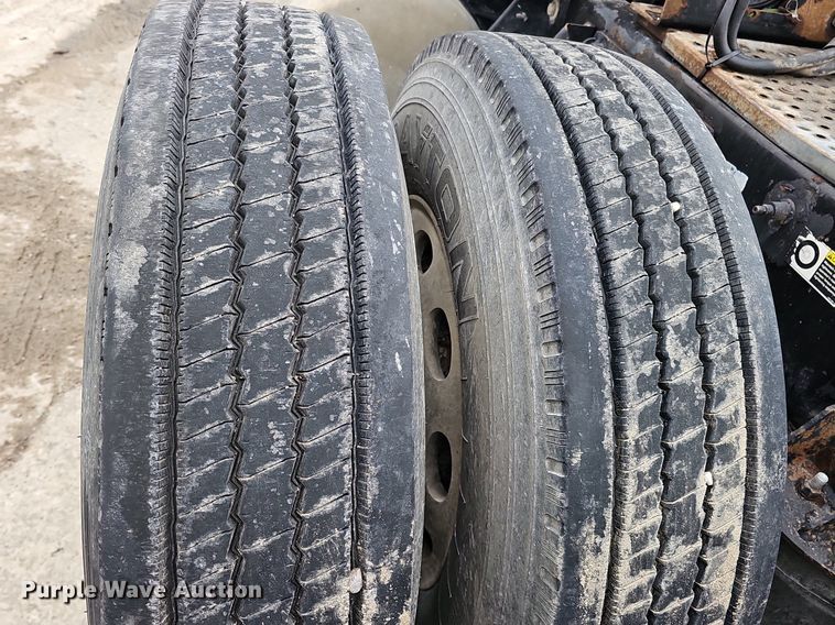 image for item DQ8637 2009 Peterbilt 388 semi truck