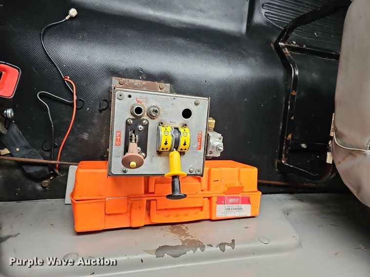 image for item DQ8639 1999 Freightliner FL80 dump truck