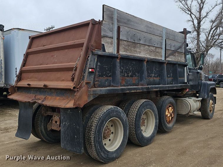 image for item DQ8670 1976 Ford 9000 dump truck
