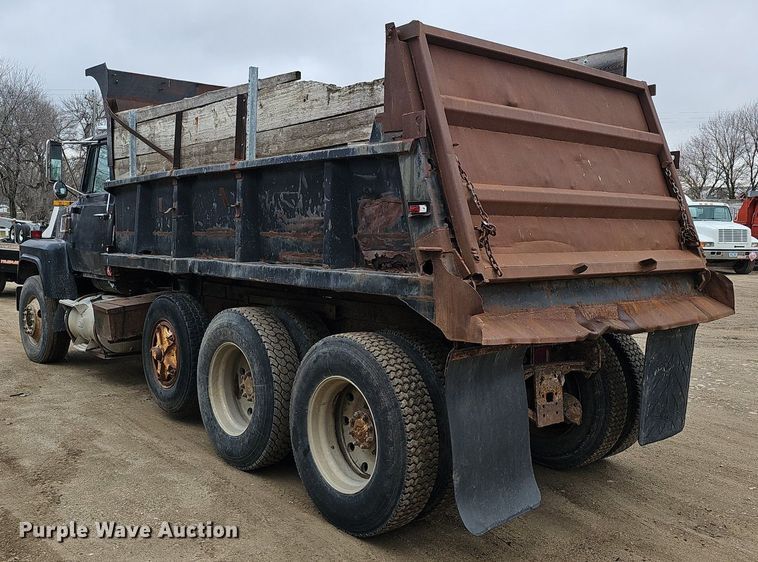image for item DQ8670 1976 Ford 9000 dump truck