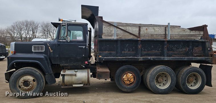 image for item DQ8670 1976 Ford 9000 dump truck