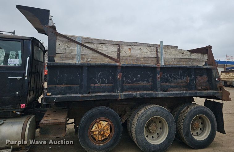 image for item DQ8670 1976 Ford 9000 dump truck