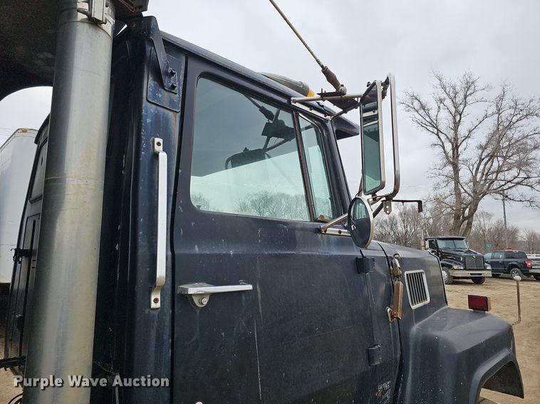 image for item DQ8670 1976 Ford 9000 dump truck