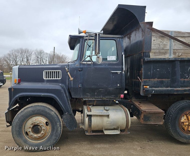 image for item DQ8670 1976 Ford 9000 dump truck