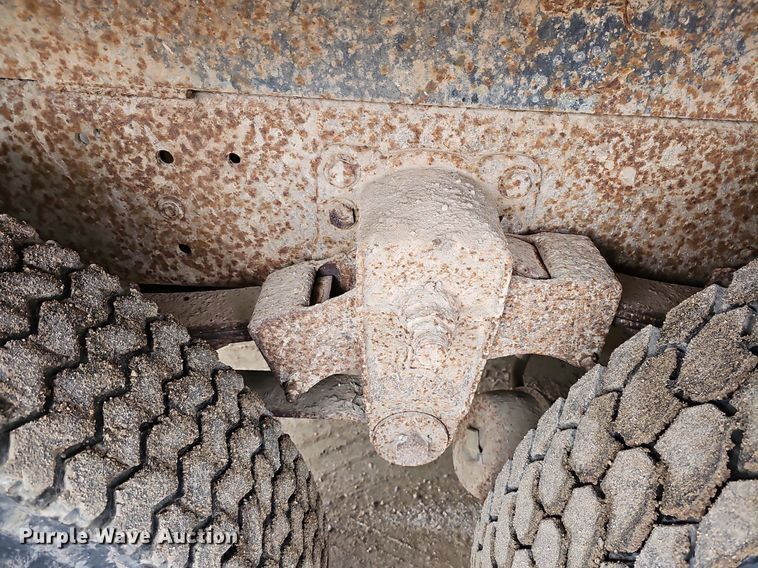 image for item DQ8670 1976 Ford 9000 dump truck