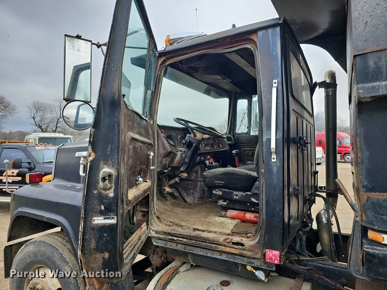 image for item DQ8670 1976 Ford 9000 dump truck