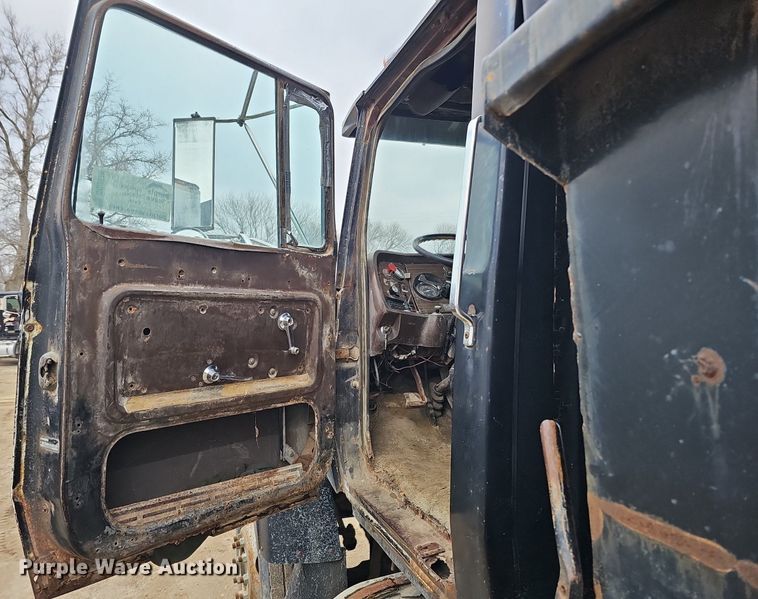 image for item DQ8670 1976 Ford 9000 dump truck