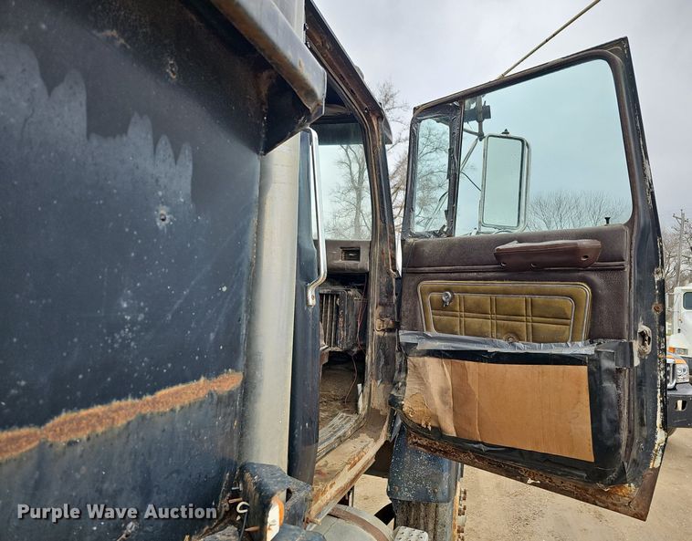 image for item DQ8670 1976 Ford 9000 dump truck