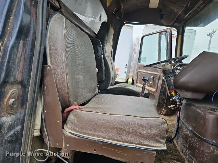 image for item DQ8670 1976 Ford 9000 dump truck