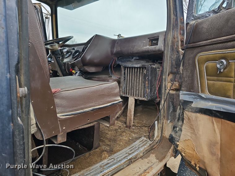 image for item DQ8670 1976 Ford 9000 dump truck