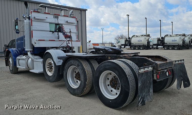 image for item DQ8673 1999 Peterbilt 379 semi truck