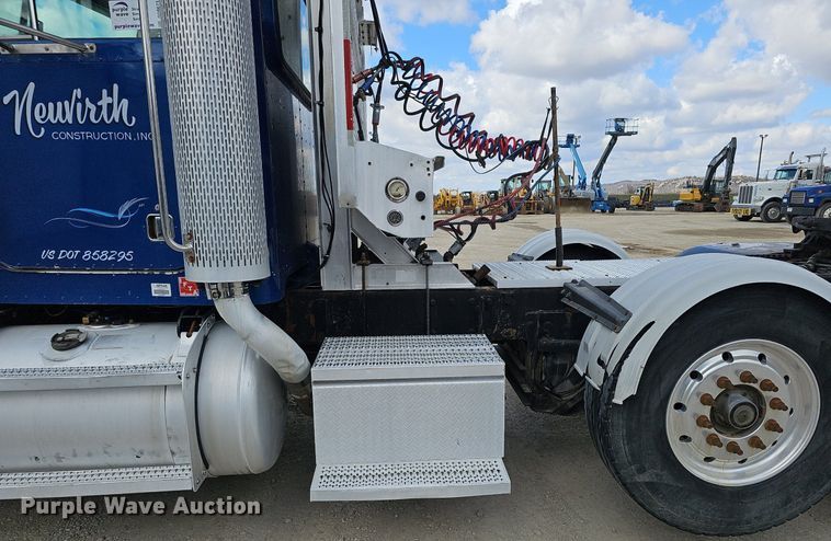 image for item DQ8673 1999 Peterbilt 379 semi truck