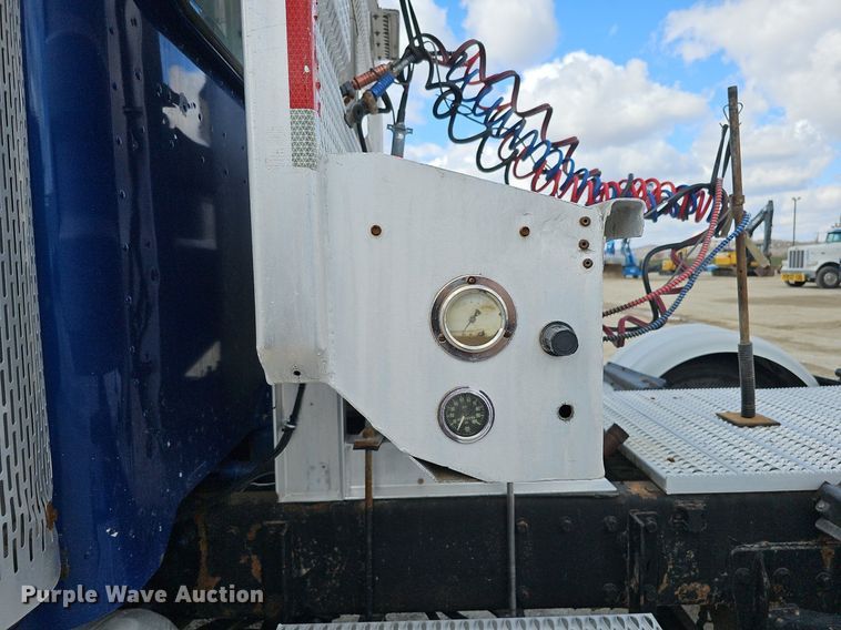 image for item DQ8673 1999 Peterbilt 379 semi truck