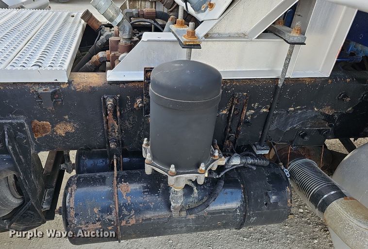 image for item DQ8673 1999 Peterbilt 379 semi truck