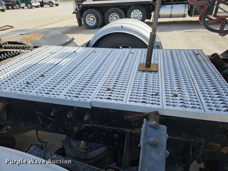 image for item DQ8673 1999 Peterbilt 379 semi truck