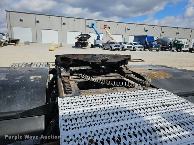 image for item DQ8673 1999 Peterbilt 379 semi truck