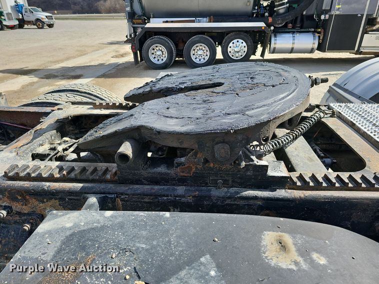 image for item DQ8673 1999 Peterbilt 379 semi truck