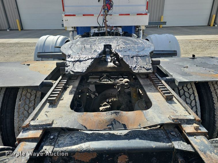 image for item DQ8673 1999 Peterbilt 379 semi truck