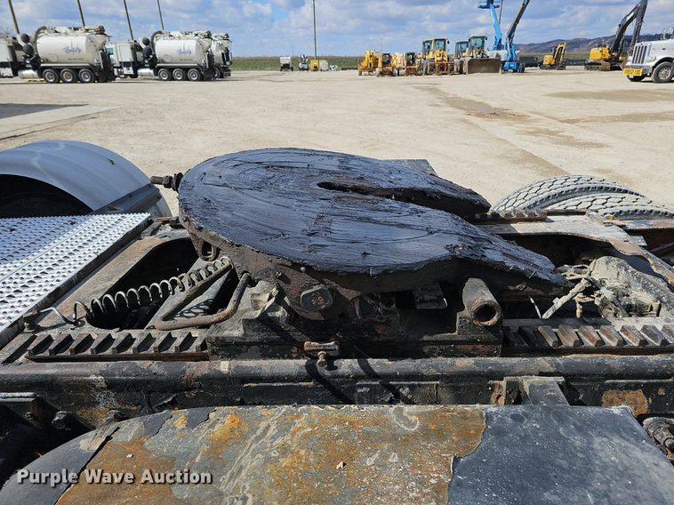 image for item DQ8673 1999 Peterbilt 379 semi truck