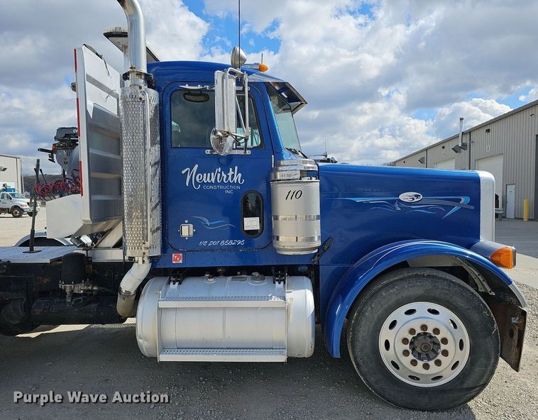 image for item DQ8673 1999 Peterbilt 379 semi truck
