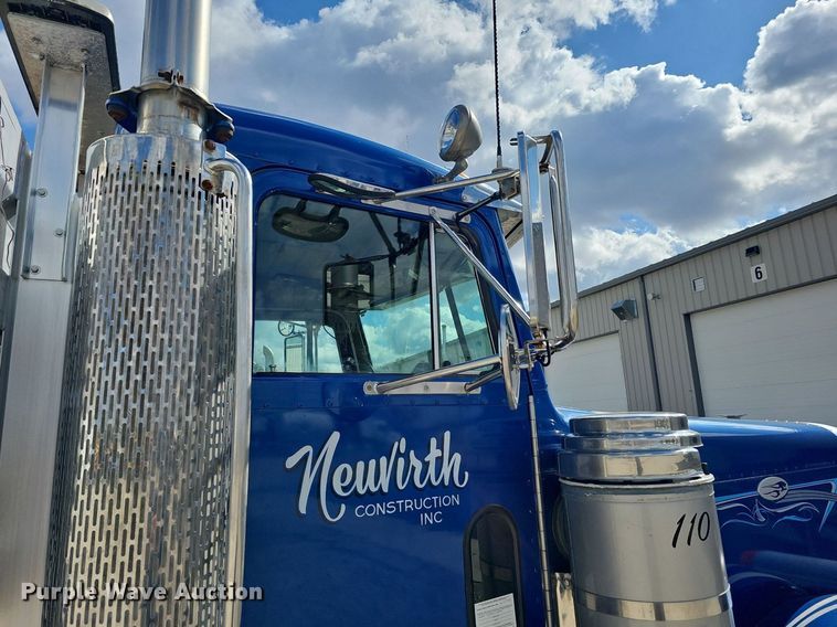 image for item DQ8673 1999 Peterbilt 379 semi truck