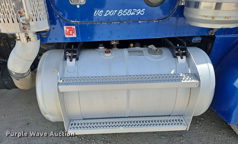 image for item DQ8673 1999 Peterbilt 379 semi truck