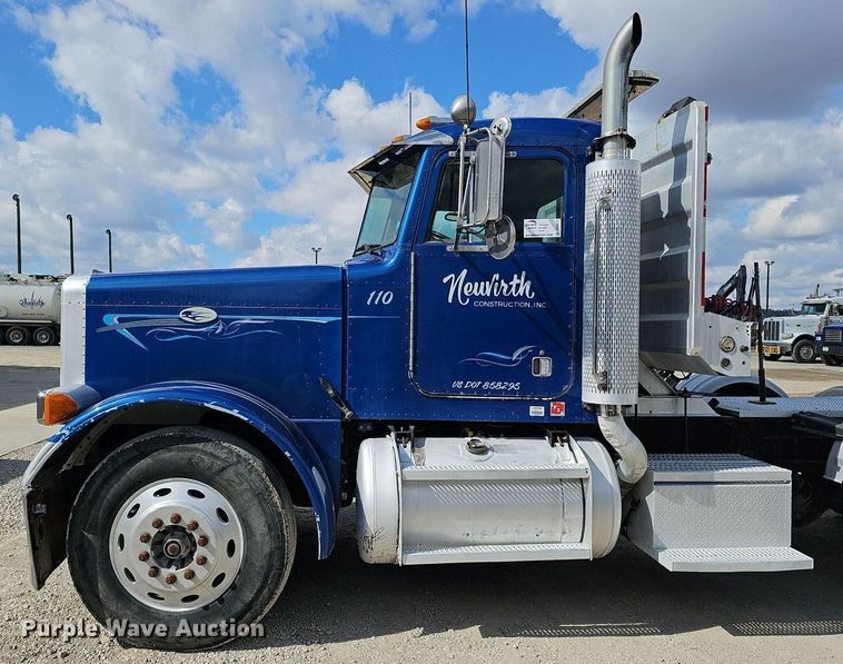 image for item DQ8673 1999 Peterbilt 379 semi truck