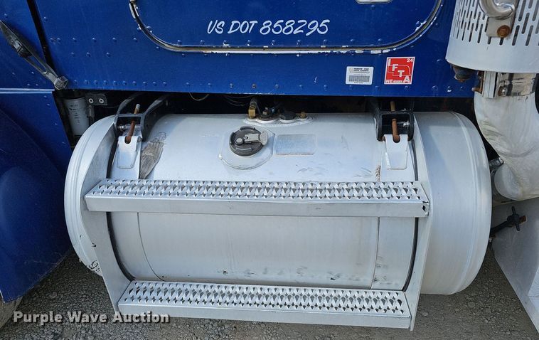 image for item DQ8673 1999 Peterbilt 379 semi truck