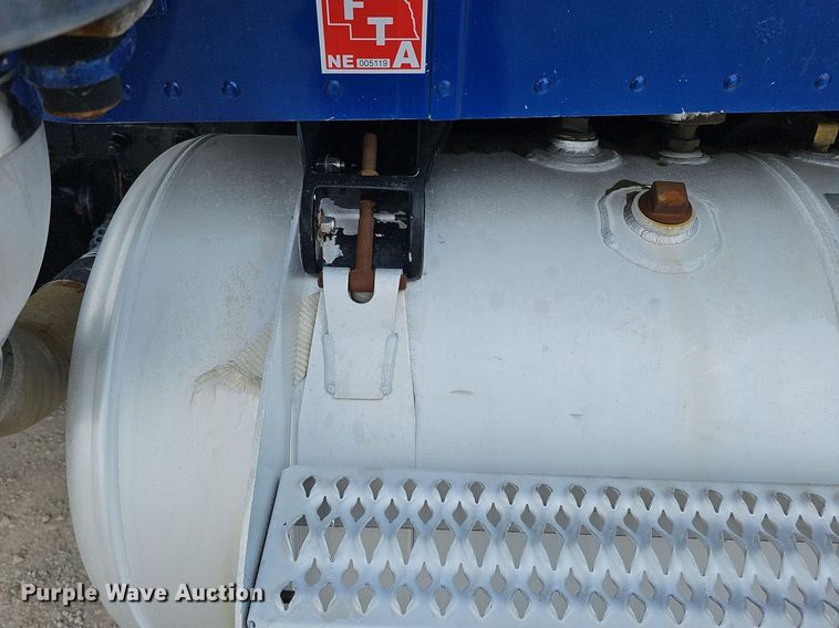 image for item DQ8673 1999 Peterbilt 379 semi truck