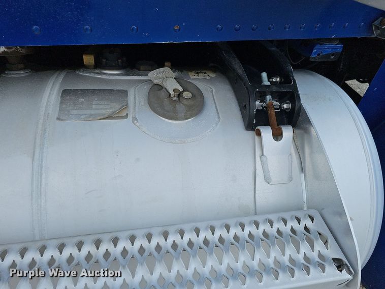 image for item DQ8673 1999 Peterbilt 379 semi truck