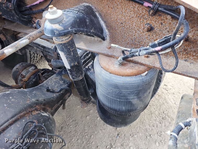 image for item DQ8673 1999 Peterbilt 379 semi truck