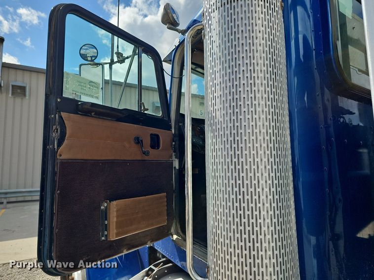 image for item DQ8673 1999 Peterbilt 379 semi truck