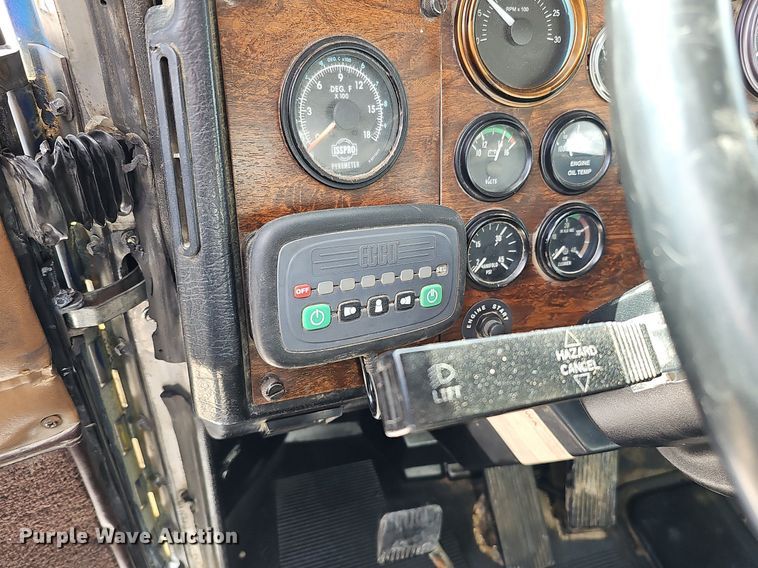 image for item DQ8673 1999 Peterbilt 379 semi truck