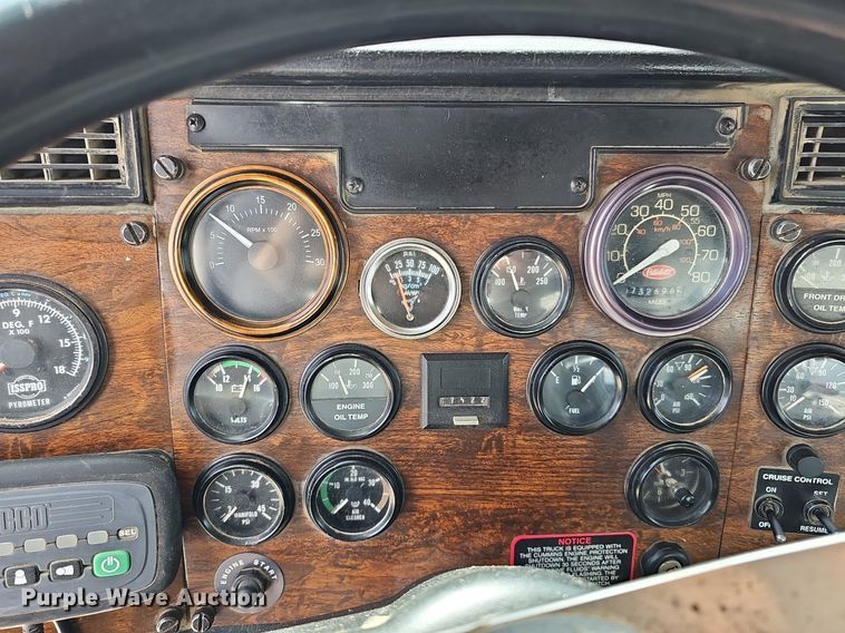 image for item DQ8673 1999 Peterbilt 379 semi truck