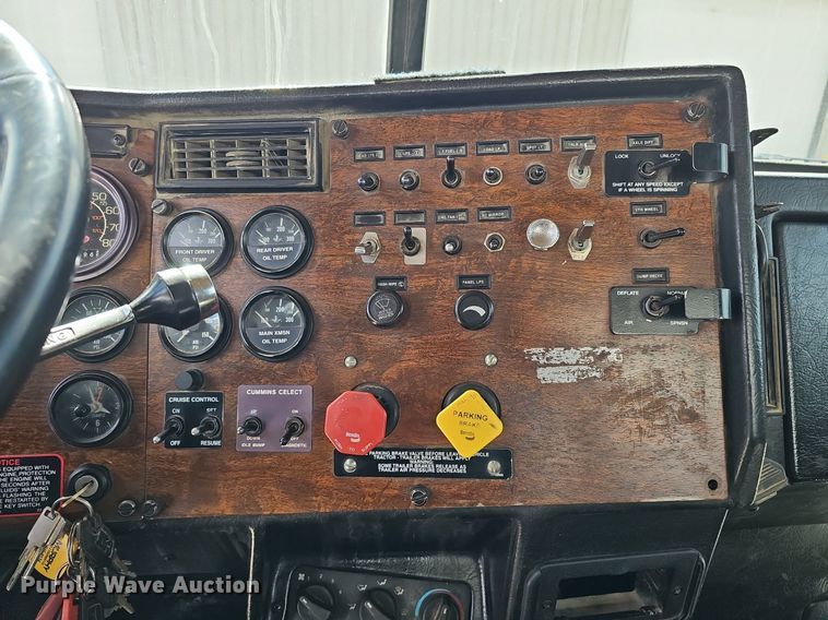 image for item DQ8673 1999 Peterbilt 379 semi truck