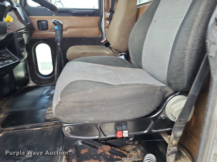 image for item DQ8673 1999 Peterbilt 379 semi truck