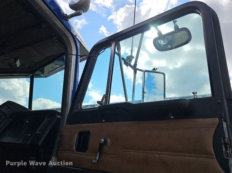 image for item DQ8673 1999 Peterbilt 379 semi truck