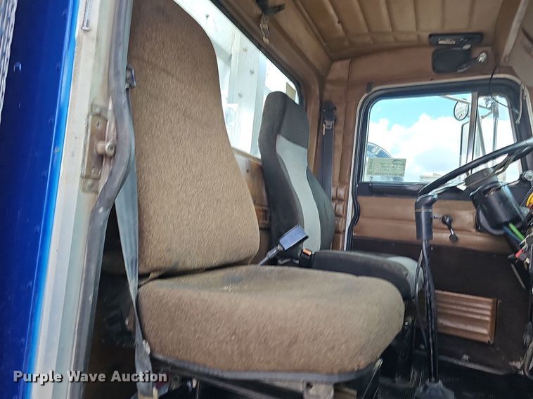 image for item DQ8673 1999 Peterbilt 379 semi truck