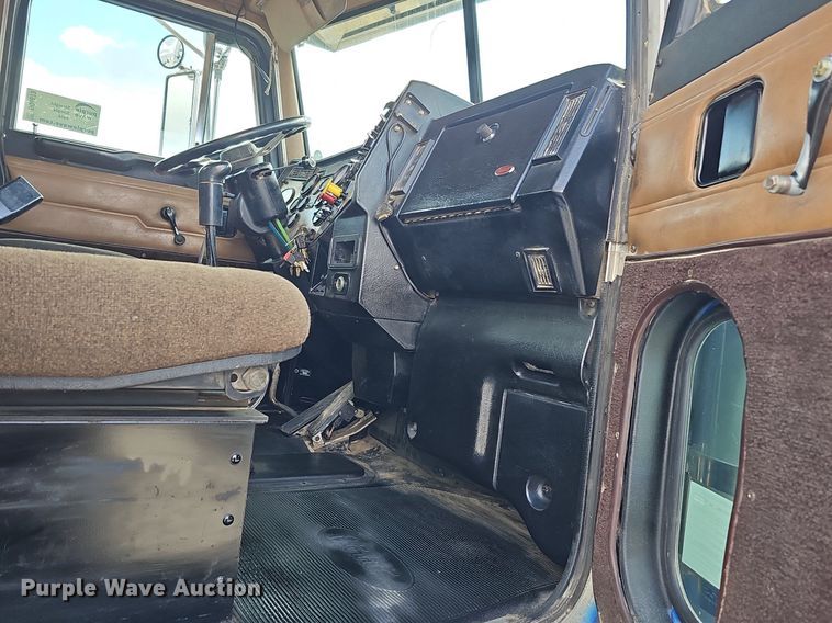 image for item DQ8673 1999 Peterbilt 379 semi truck