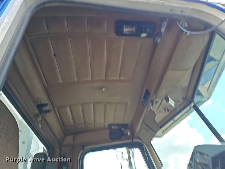 image for item DQ8673 1999 Peterbilt 379 semi truck