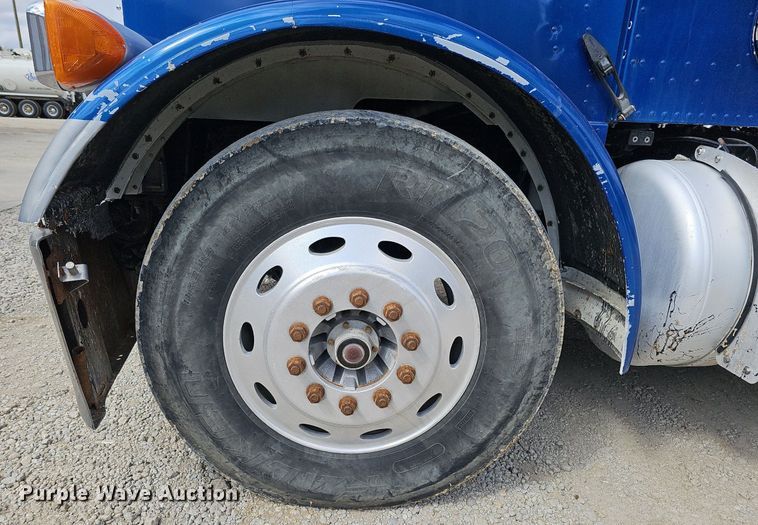 image for item DQ8673 1999 Peterbilt 379 semi truck